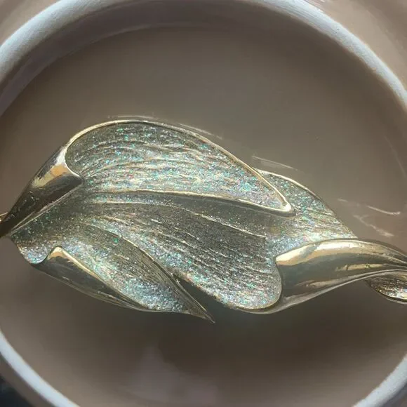 Vintage Curvaceous 3-leaf Gold and teal shimmer Brooch, in Gold tone, Unmarked - Picture 2 of 3